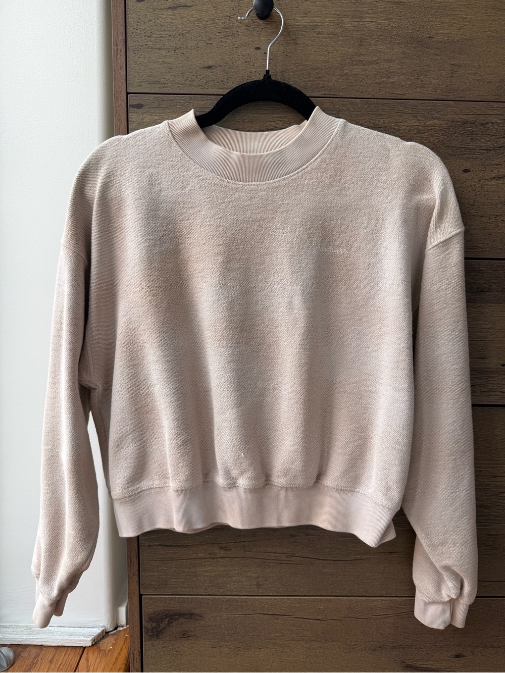 MADHAPPY Women’s Vintage Cropped Cotton Crewneck Sweatshirt in Beige / Sand